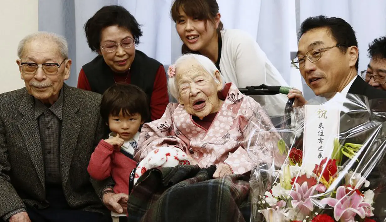 Okawa adalah satu dari sedikit orang yang lahir di awak abad ke-19 yang masih hidup sampai saat ini, Osaka, Jepang, Selasa (5/3/2015). Okawa merayakan ulang tahunnya yang  ke-117.(AFP Photo/Jiji Press)
