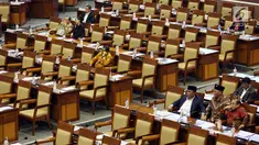 Anggota Dewan mengikuti Rapat Paripurna ke-5 dalam masa persidangan I tahun 2017-2018 di Gedung DPR, Kompleks Parlemen Senayan, Jakarta (13/9). Rapat yang salah satunya membahas RUU Terorisme itu hanya dihadiri 287 anggota DPR. (Liputan6.com/Johan Tallo)