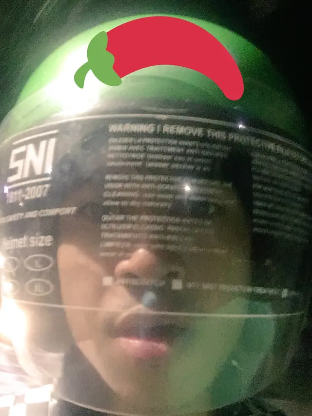 6 Momen Apes saat Pakai Helm Ojek Online Ini Bikin Ngelus Dada