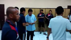 Berikut video suasana ruang ganti Surabaya United usai kalahkan Persib 1-0 dalam ajang Piala Jenderal Sudirman di Stadion Gelora Delta Sidoarjo, Sabtu (21/11/2015). Gol semata wayang Surabaya United dicetak oleh Rudi Widodo pada menit ke-64.