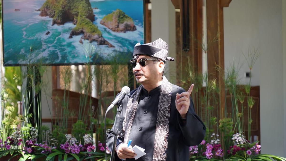 Warna Warni Layangan Hibur Peserta Jogja International Kite Festival