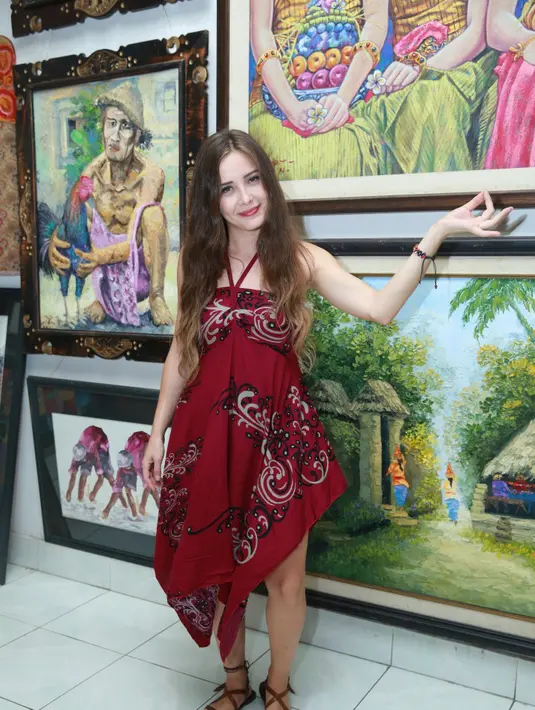 Memakai baju bermotif batik, Selin Sezgin pemeran Melek di serial 'Elif' terlihat cantik saat mengunjungi Galeri Semar Kuning, Ubud, Bali pada Kamis (27/8/2015). (Deki Prayoga/Bintang.com)