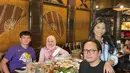 Unggahan Ikke kerap membuat baper banyak orang. Karlie  Fu juga terlihat cukup dekat dengan anak Ikke dari pernikahan sebelumnya, Siti Adira Kania. [Instagram/ikkenurjanah0518]