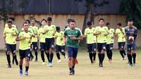 Persebaya saat latihan. (Bola.com/Aditya Wany)