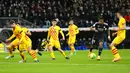 Pemain Real Madrid Rodrygo (kedua kanan) mengejar bola saat melawan Barcelona pada pertandingan sepak bola La Liga Spanyol di Stadion Santiago Bernabeu, Madrid, Spanyol, Minggu (20/3/2022). Barcelona menang 4-0. (AP Photo/Manu Fernandez)