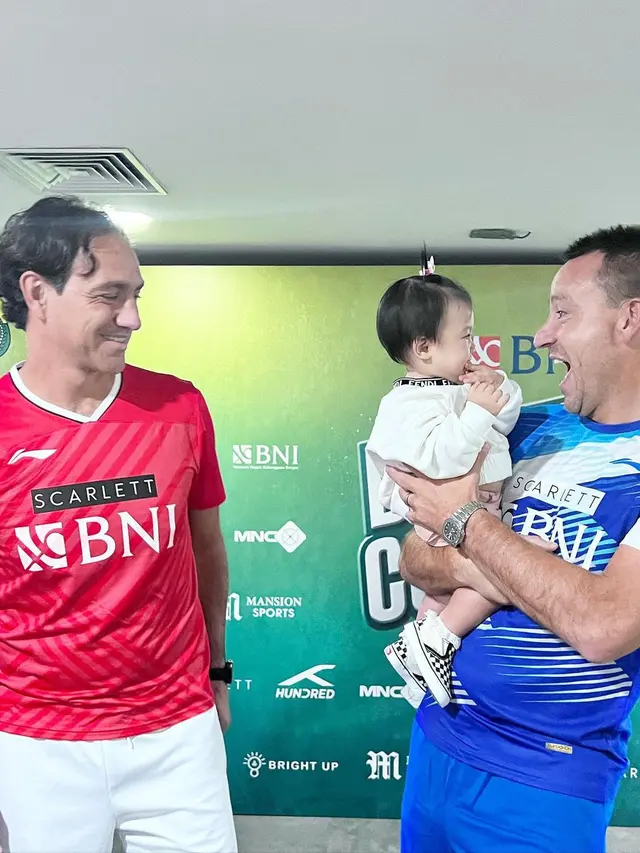 Potert baby Bible saat Digendong Alessandro Nesta dan John Terry
