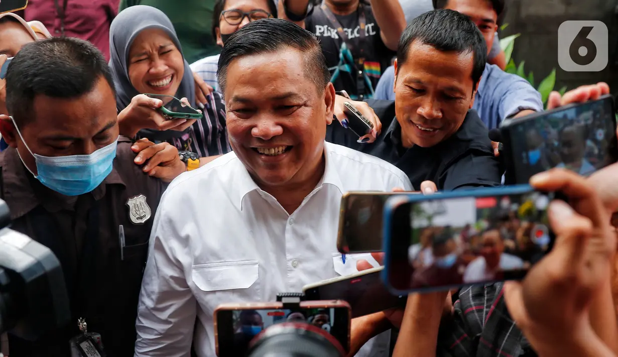 Hariyanto hanya diam usai diklarifikasi oleh KPK. Ia hanya tersenyum saat ditanya soal apa saja yang ditanyakan KPK. (Liputan6.com/Angga Yuniar)