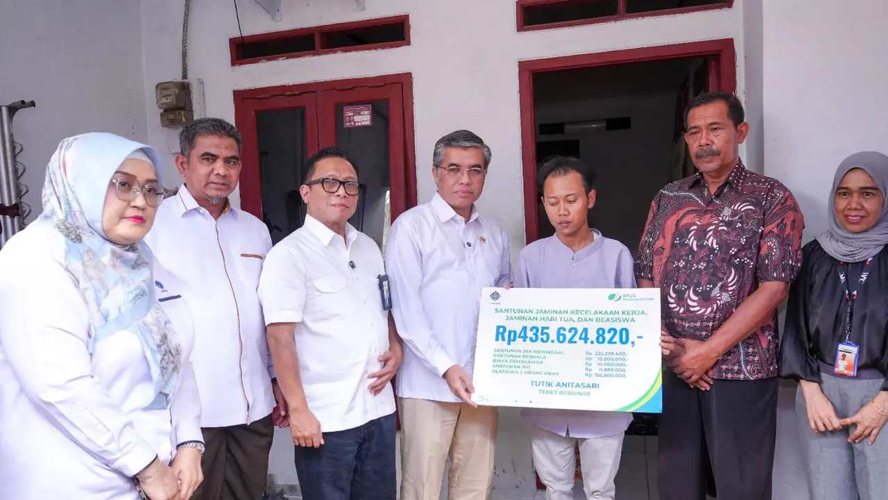 Ahli waris korban kecelakaan kereta api di Stasiun Bekasi Timur menerima santunan jaminan sosial