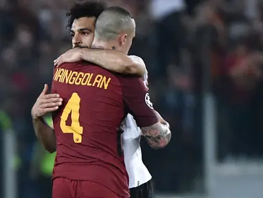 Radja Nainggolan memberikan ucapa selamat kepada Mohamed Salah usai semifinal Liga Champions di Olympic Stadium,(2/4/2018). Nainggolan gagal membawa Roma ke final setelah kalah agregat dari Liverpool 6-7. (AFP/Filippo Monteforte)