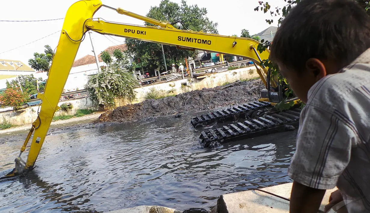Proses pengerukan lumpur di Kali Pasar Baru menjadi tontonan warga sekitar, Jakarta, Senin (1/9/2014) (Liputan6.com/Faizal Fanani)