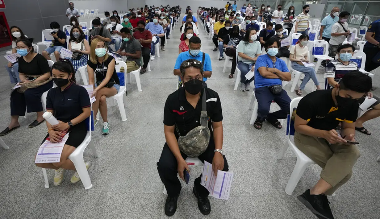 Warga menunggu untuk menerima suntikan vaksin COVID-19 Pfizer di pusat vaksinasi di Bangkok, Thailand, Jumat (4/2/2022). (AP Photo/Sakchai Lalit)