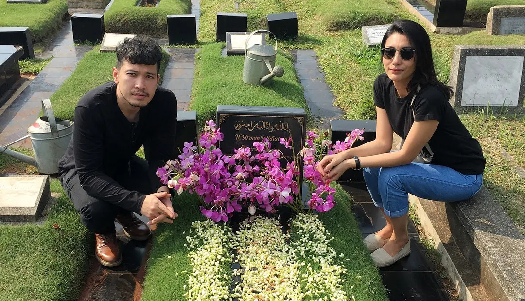 Tyas Mirasih ajak Raiden mengunjungi makam sang ayah [foto: instagram/tyasmirasih]