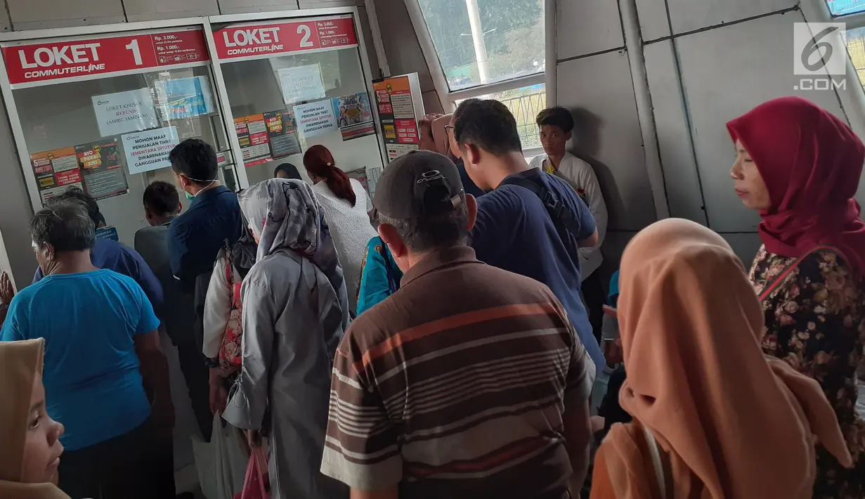 Calon penumpang KRL Commuter Line mengantre di loket Stasiun Bogor, Jawa Barat, Minggu (4/8/2019). Ratusan calon penumpang KRL Commuter Line tertumpuk di Stasiun Bogor akibat terjadi pemadaman listrik di Jakarta dan sebagian Jawa Barat. (Liputan6.com/Helmi Fithriansyah)
