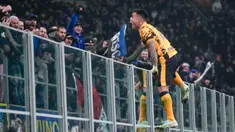 Pemain Inter Milan, Lautaro Martinez, melakukan selebrasi memanjat pagar setelah mencetak gol ke gawang Genoa dalam laga Serie A 2024/2025 giornata 26 yang dihelat di Giuseppe Meazza, Minggu (23/2/2025) dini hari WIB. (AP Photo/Luca Bruno)