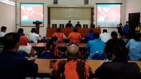 Gabungan partai politik (parpol) membawa massa ke KPU Banyuwangi tolak wacana pemekaran dapil,  (Istimewa)