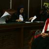 Kepada Majelis Hakim, Medina menangis. Ia meminta agar hukumannya diringankan karena anak-anaknya masih kecil. (KapanLagi.com®/Budy Santoso)