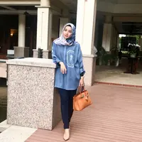 Laudya Cynthia Bella juga sangat terkenal dengan penampilannya yang modis. Dan kali ini dengan gayanya yang sederhana, Bella hanya memakai celana berwarna navy dengan atasan denim. Kece banget kan? (Instagram/laudyacynthiabella)