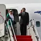 Presiden Yudhoyono dan Ibu Ani memasuki pesawat Kepresidenan di Bandara Halim Perdanakusuma, Jakarta, Kamis (24/2). Kepala Negara bertolak ke Brunei Darussalam untuk kunjungan kenegaraan.(Antara)