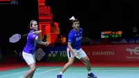 Tampak aksi Zachariah Josiahno Sumanti/Hediana Julimarbela pada ajang Indonesia Masters 2021 yang berlangsung di Bali dan tanpa disaksikan penonton. (PBSI Media)