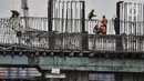 Aktivitas pekerja saat menyelesaikan proyek pembangunan jalan layang atau Flyover Cakung, Jakarta, Kamis (2/7/2020). Proyek flyover berbiaya Rp261 miliar itu ditargetkan rampung Desember 2020 dan diharapkan mampu mengurai titik kemacetan akibat perlintasan sebidang. (merdeka.com/Iqbal S Nugroho)
