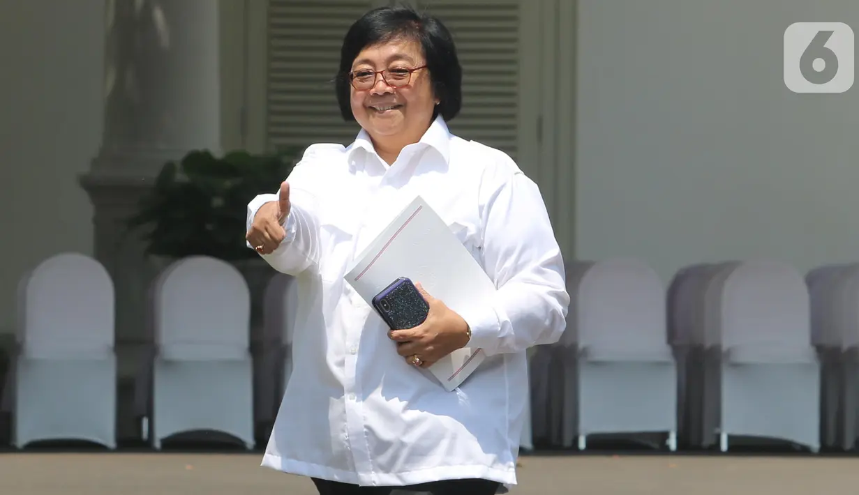 Menteri KLHK pada Kabinet Kerja Jilid I Siti Nurbaya tiba di Istana Negara, Jakarta, Selasa (22/10/2019). Siti Nurbaya datang memenuhi panggilan Presiden Joko Widodo terkait penetapan Calon Menteri Kabinet Kerja Jilid 2. (Liputan6.com/Angga Yuniar)