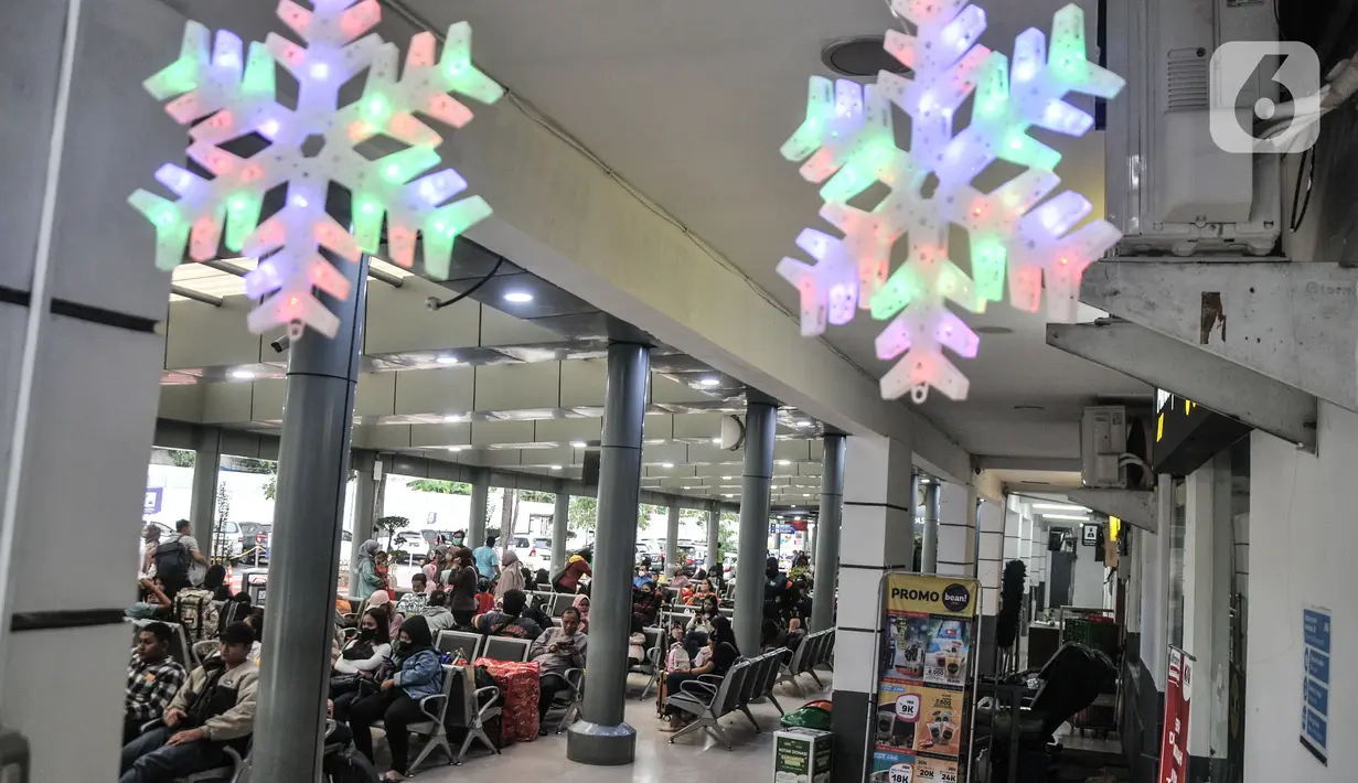 Calon penumpang saat menunggu jadwal keberangkatan KA jarak jauh di Stasiun Pasar Senen, Jakarta, Kamis (22/12/2022). Untuk mengantisipasi lonjakan penumpang menjelang libur Natal 2022 dan Tahun Baru 2023 atau Nataru, PT KAI menyediakan 5,5 juta tempat duduk untuk perjalanan kereta api. (merdeka.com/Iqbal S. Nugroho)