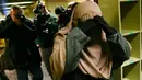 Amira B saat tiba untuk melakukan kesaksian di pengadilan Munich , Jerman, (17/3). Pengadilan Munich menginginkan saksi Amira B yang menggunakan cadar untuk membukanya tetapi mendapatkan penolakan. (REUTERS / Michael Dalder)