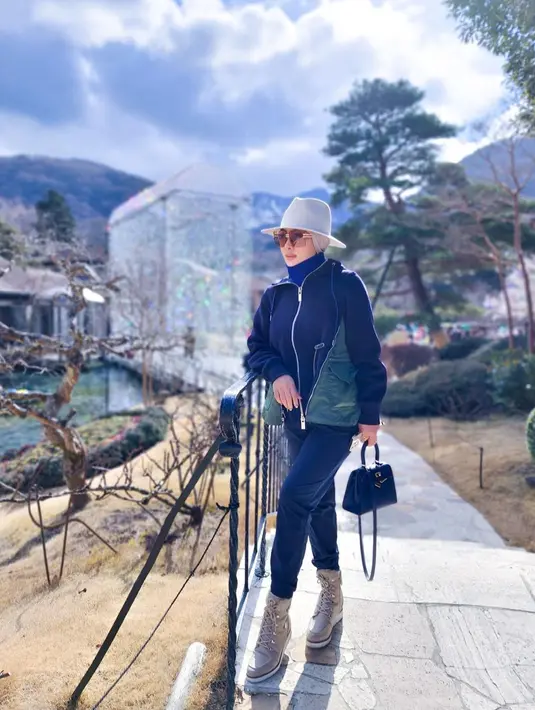 Perempuan kelahiran 1 Agustus 1980 memang menyukai traveling di berbagai negara. Salah satu negara yang pernah dikunjunginya yakni Jepang. Kota Hakone dikunjungi Syahrini dengan tentunya bergaya elegan pakai kacamata dan topi koboi. (Liputan6.com/IG/princessyahrini)