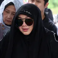 Kabar duka dari pasangan selebriti Rina Gunawan dan Teddy Syach. Ayahanda presenter Rina Gunawan menghembuskan nafas terakhirnya pada Minggu, (22/5) sekitar pukul 17.10 WIB. (Adrian Putra/Bintang.com)