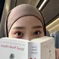 Zara anak Ridwan Kembali&nbsp;pamer baca buku Sapiens and Homo Deus karya&nbsp;Yuval Noah Harari, penulis yang diduga zionis. (dok. Instagram @camilliazr/https://www.instagram.com/p/C4KiBMatq4B/)