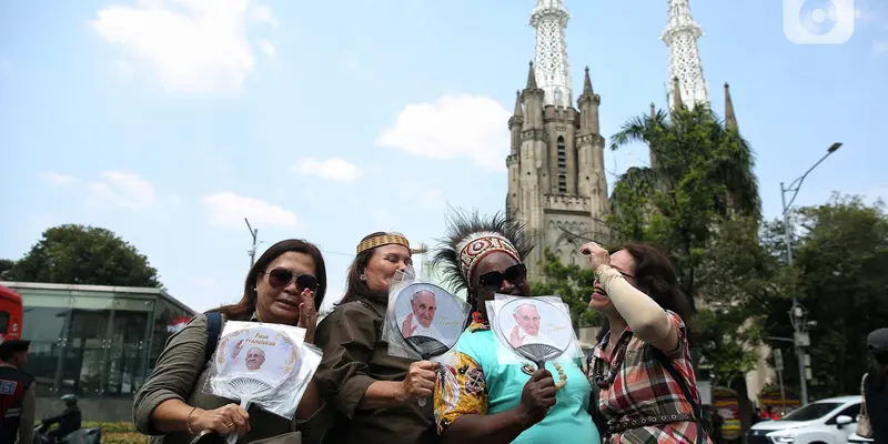 Antusiasme Umat Katolik Nantikan Kedatangan Paus Fransiskus di Gereja Katedral Jakarta