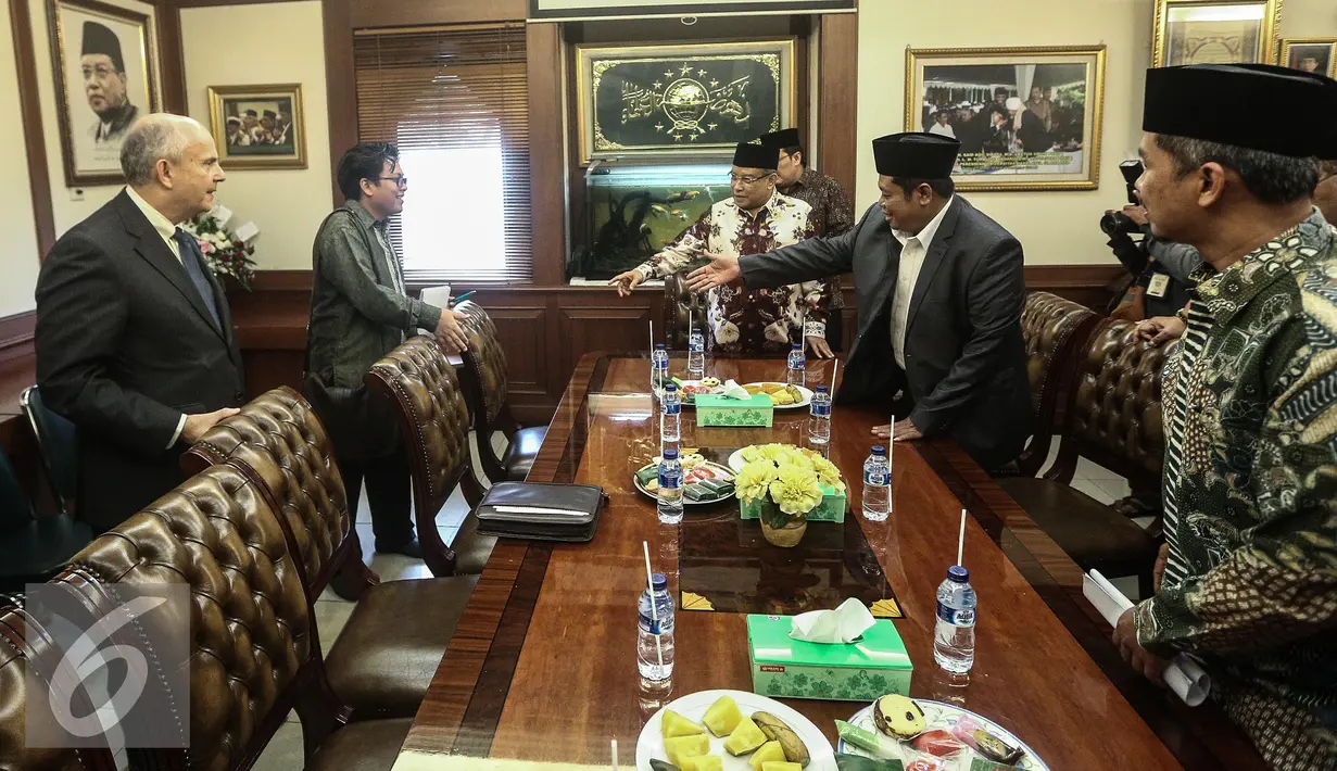Ketua PBNU Said Aqil Siradj beserta jajarannya menyambut kedatangan Joseph R Donovan di Gedung PBNU, Jakarta, Kamis (2/2). Kedatangan Joseph R Donovan ke PBNU sebagai perkenalan (Dubes) AS untuk Indonesia yang baru. (Liputan6.com/Faizal Fanani)