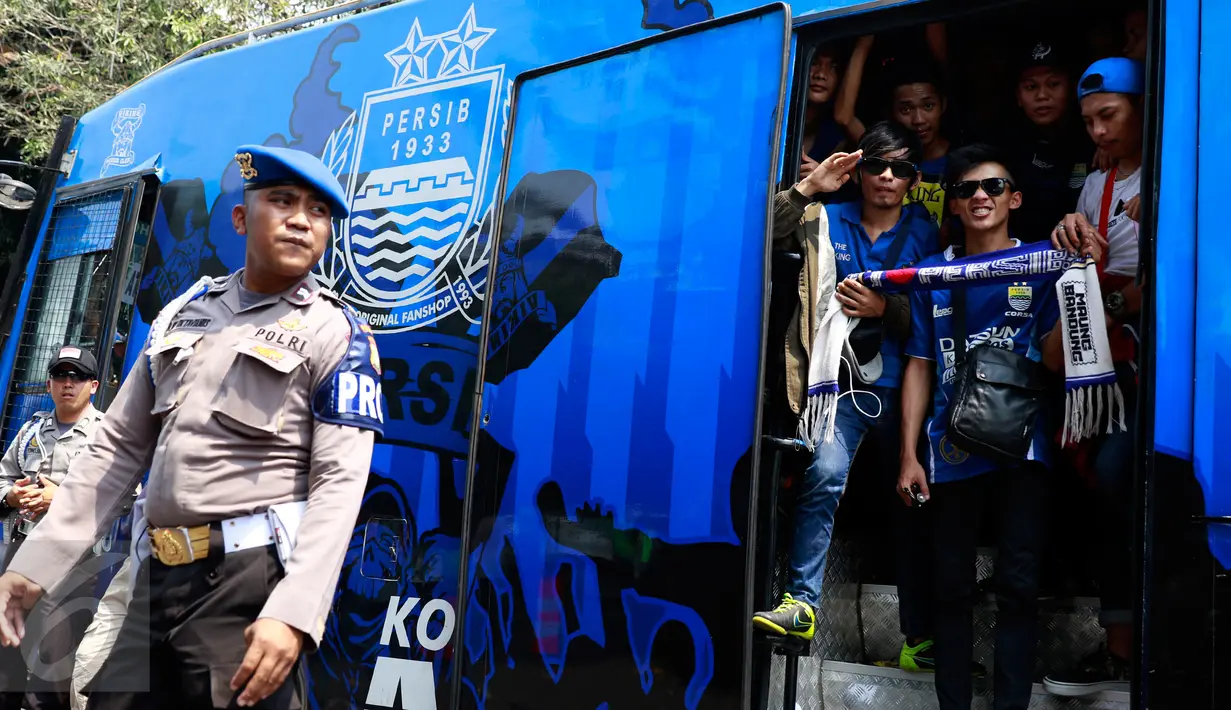 Sejumlah Bobotoh berpose sebelum melanjutkan perjalanan ke Stadion GBK usai pemeriksaan yang dilakukan di halaman Mapolda Jakarta, Minggu (18/10/2015). Mereka nantinya akan dikawal oleh petugas kepolisian hingga Stadion GBK. (Liputan6.com/Yoppy Renato)