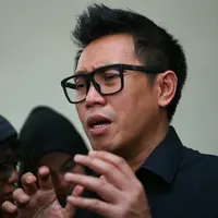 Duka mendalam tidak hanya dirasakan oleh keluarga, tapi juga para sahabat. Sys Ns yang kenal gampang bergaul diberbagai kalangan itu meninggal dunia Selasa (23/1/2018). (Nurwahyunan/Bintang.com)