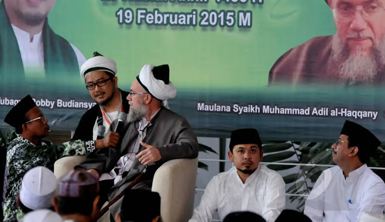 Ketua PWNU DKI Jakarta Tb Robby Budiansyah (kedua kanan) bersama alim ulama saat peringatan maulid dan zikir di Jakarta, Kamis (19/2). Acara ini digelar sekitar 1000 jamaah Nahdlatul Ulama DKI untuk mendoakan umat dan negara. (Liputan6.com/Johan Tallo)