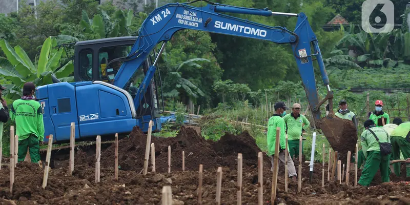 Alat Berat Dikerahkan Bantu Penggalian Makam Jenazah COVID-19 di TPU Srengseng Sawah