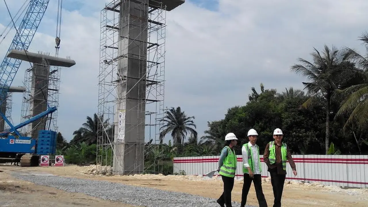 Presiden Joko Widodo (Jokowi) memantau langsung proyek Mass Rapit Transit (MRT) di Dukuh Atas, Jakarta. (Liputan6.com/Ilyas Istianur P)