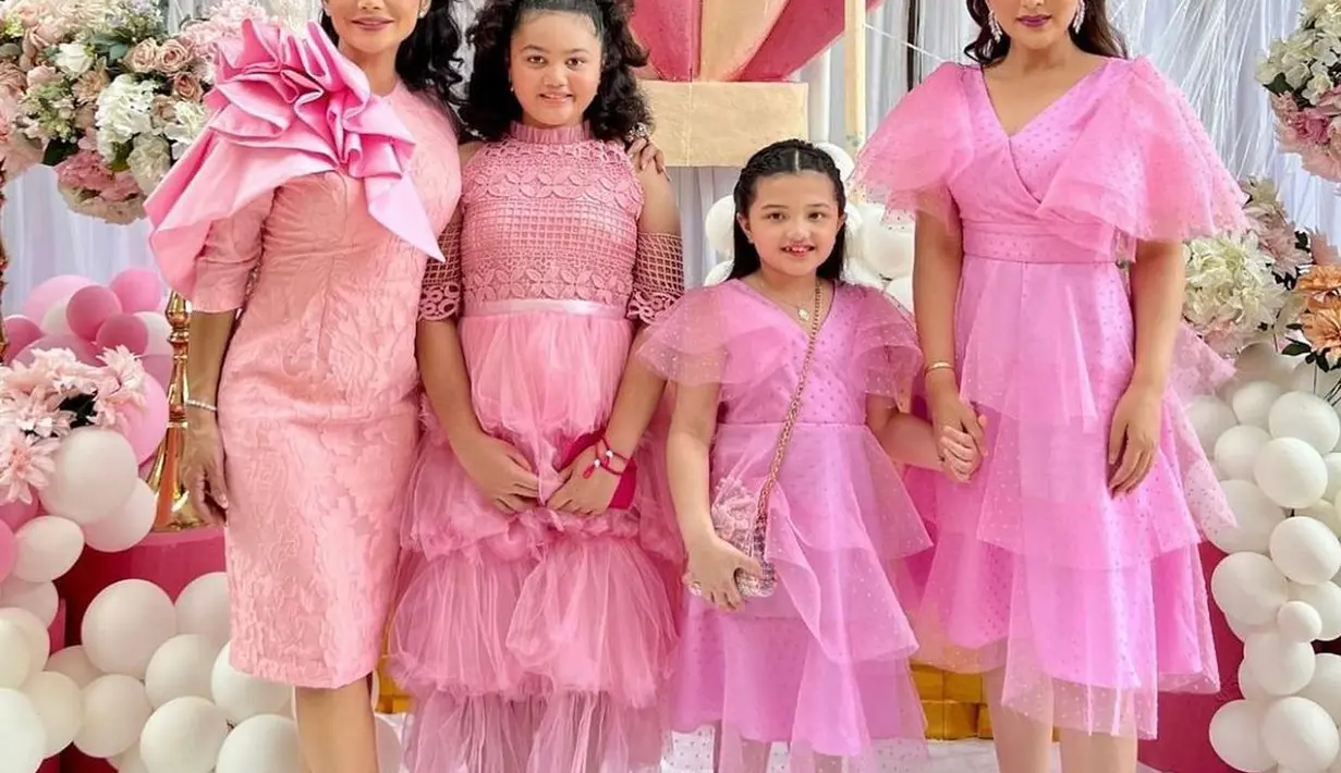 Tak hanya sang putri, Krisdayanti dan Ashanty juga bisa kompak mengenakan gaun dengan warna senada. Ibu dan anak itu sukses mencuri perhatian. (Liputan6.com/IG/@queenarsy).
