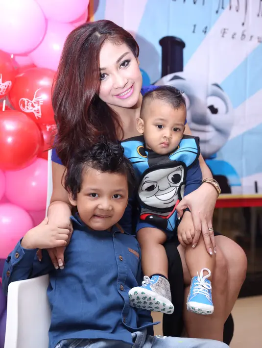 "Ya, harus selalu ada anak yatim. Enggak banyak sih, tapi memang doa anak yatim selalu diijabah Allah. Mereka sangat bahagia, dan aku pun demikian," ucapnya. (Andy Masela/Bintang.com)