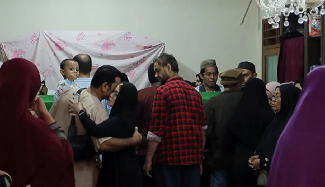 “Innailaihi wa innailaihi rojiun.. A’dzomallahu ajrokum wa ahsana a’dzaakum insyaAllah husnulkhotimah saudaraku Alia isteri sahabat kita habib Said (istri Said Bajuri),” isi pesan singkat tersebut. (Deki Prayoga/Bintang.com)