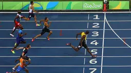 Turun di lintasan 6, Bolt terlihat unggul sejak awal perlombaan. Dia bahkan hampir berjarak satu meter dengan pelari tercepat kedua, yakni Andre De Grasse. Bolt mencatat waktu 19,78 detik. (Reuters/Leonhard Foeger)