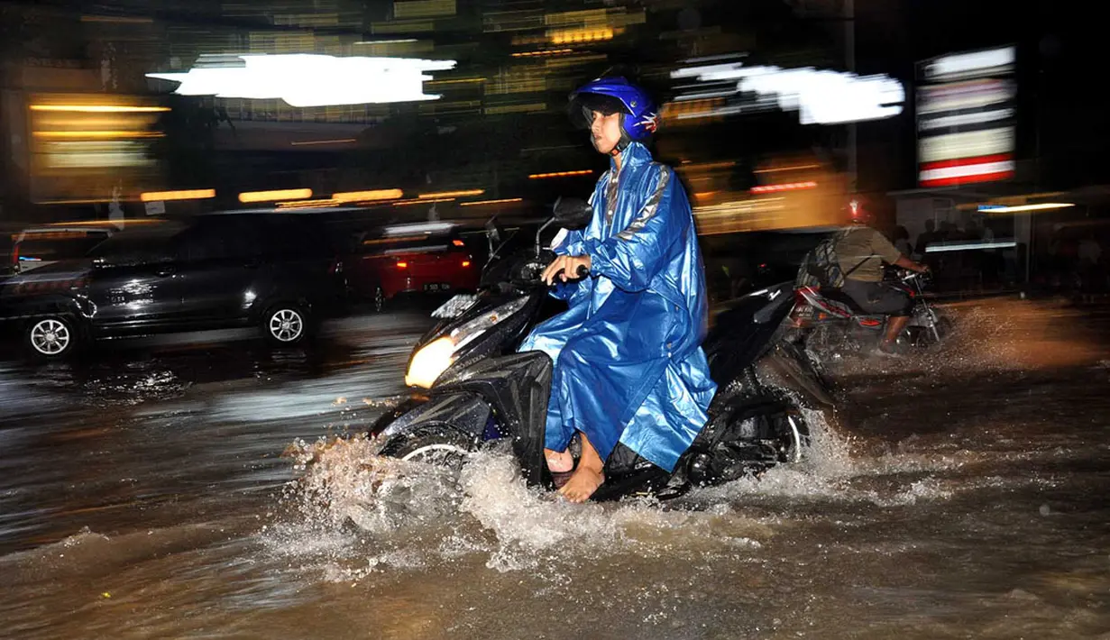 Salah satu pengendara motor nekat menerobos genangan air di kawasan Kemang, Jakarta Selatan, (11/8/2014). (Liputan6.com/Miftahul Hayat)