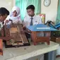 Siswa mempelajari sistem kerja alat pendeteksi longsor atau EWS berpemancar FM karya Guru SMK N 2 Bawang, Banjarnegara. (Foto: Liputan6.com/Wasis untuk Muhamad Ridlo)