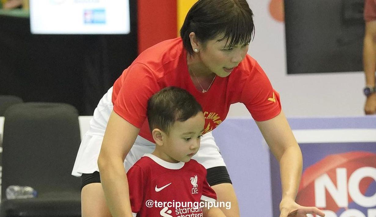 Saat dilatih oleh Greysia Polii, Rayyanza bahkan terlihat fokus. Dirinya seolah-olah juga akan bermain dalam pertandingan bulutangkis. (Liputan6.com/IG/@tercipungcipung)