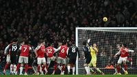 Sebuah percobaan lainnya melambung di atas mistar gawang Aston Villa dalam pertandingan sepak bola Liga Inggris (Premier League) antara Arsenal dan Aston Villa di Emirates Stadium, London, pada 30 Desember 2025. (Ben STANSALL / AFP)