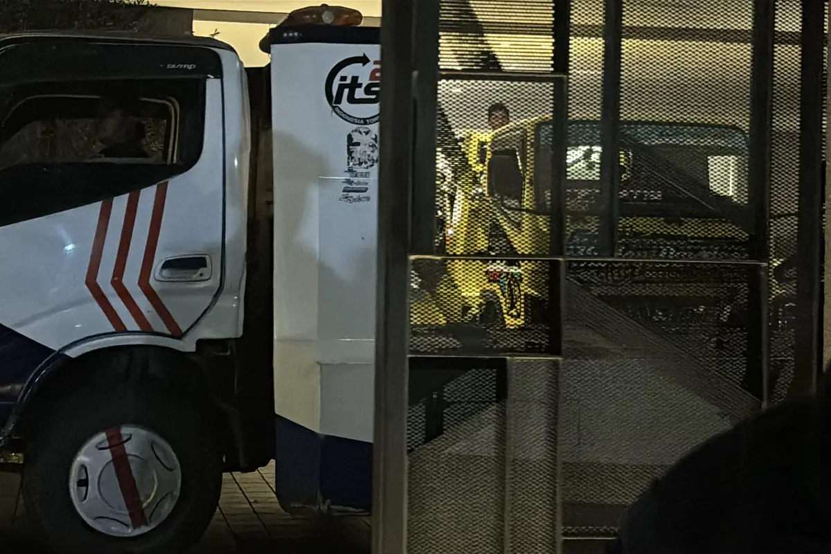Mobil Towing Siaga di Rumah Silmy Karim