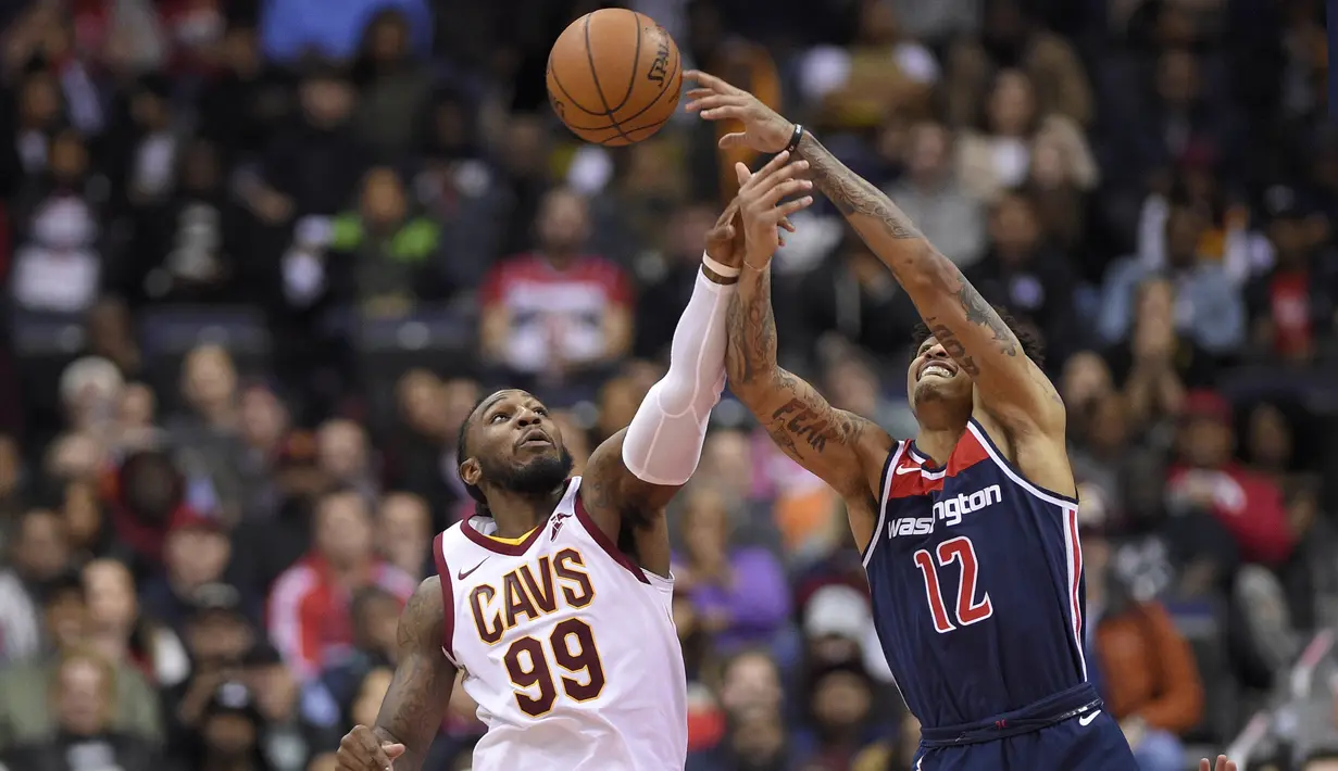 Pemain Cleveland Cavaliers, Jae Crowder (99) berebut bola dengan pemain Washington Wizards, Kelly Oubre Jr. (12) pada laga NBA basketball game di Capital One Arena, Washington, (17/12/2017). Cleveland menang 106-99. (AP/Nick Wass)