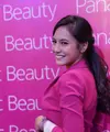 Sebagai seorang publik figur yang memiliki mobilitas yang cukup tinggi, Pevita Pearce merasa terganggu dengan kemacetan di Jakarta. Ia pun memilih perawatan di rumah dibanding harus menghadapi macet untuk ke salon. (Andy Masela/Bintang.com)