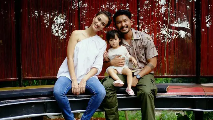 [Fimela] Atiqah Hasiholan - Rio Dewanto