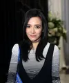 Sejak kecil Dea Ananda mengaku suka dengan lagu-lagu yang dinyanyikan oleh Sheila Majid. Saat Diva asal Malaysia itu menggelar konser menandai perjalanannya 30 tahun, ia menyempatkan untuk menonton. (Andy Masela/Bintang.com)